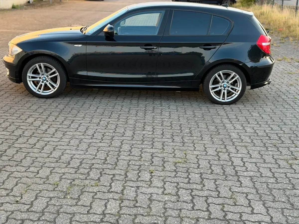 Gebraucht BMW 116 122 PS (89 kW) 2010 Schwarz Kleinwagen