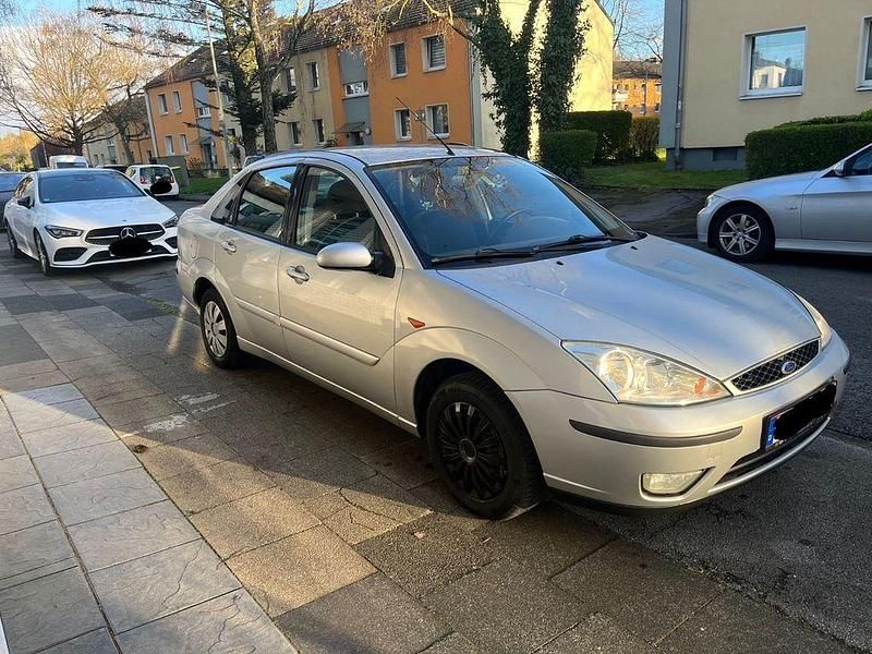 Gebraucht Ford Focus Ghia 101 PS (74 kW) 2002 Silber Limousine