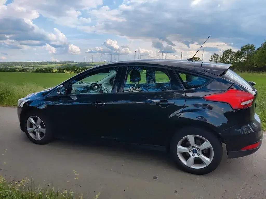 Gebraucht Ford Focus Trend 125 PS (91 kW) 2015 Schwarz Limousine