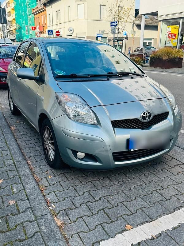 Grau Gebraucht 2009 Toyota Yaris Kleinwagen | 7.000 € (Etwas zu teuer) - Bild 1/4