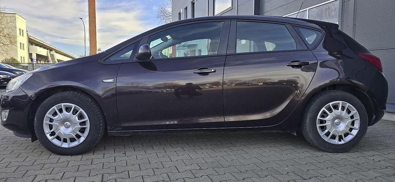 Gebraucht Opel Astra Design Edition 110 PS (80 kW) 2012 Braun Limousine