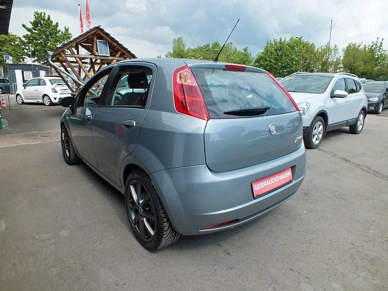Gebraucht Fiat Grande Punto Dynamic 78 PS (57 kW) 2009 Silber Kleinwagen