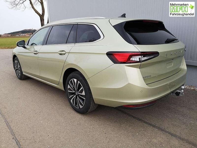 Neu Skoda Superb Selection 193 PS (141 kW) 2025 Ice tea yellow Kombi