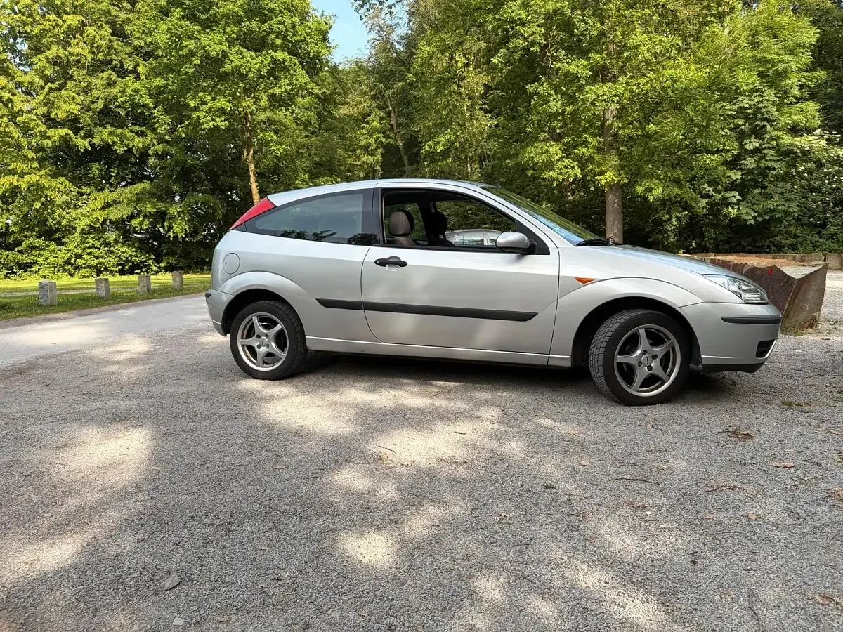 Gebraucht Ford Focus 100 PS (73 kW) 2003 Silber Kleinwagen