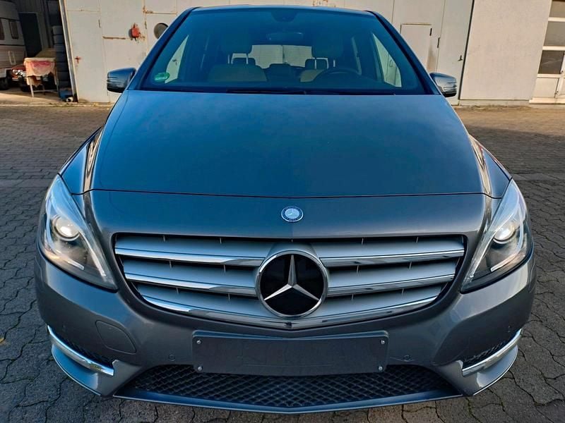 Gebraucht Mercedes B250 210 PS (154 kW) 2014 Grau Van / Kleinbus
