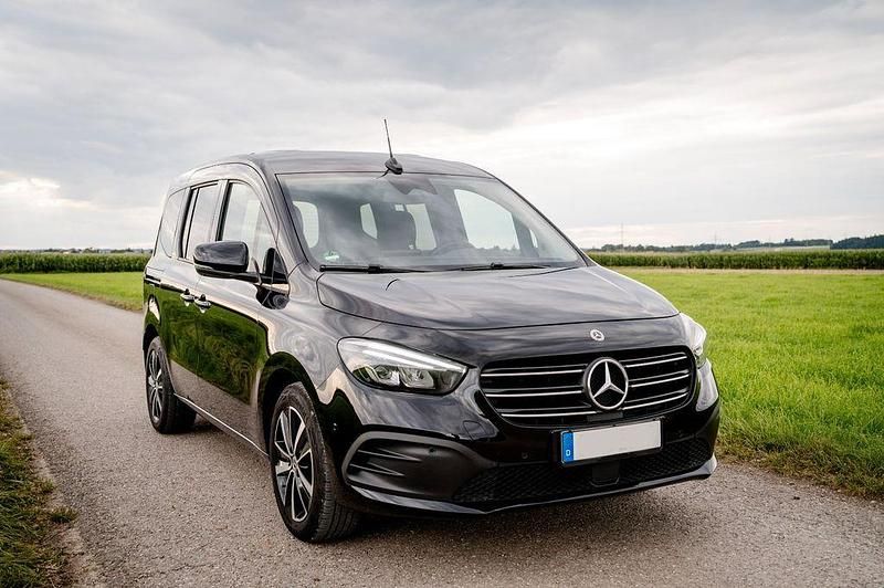 Schwarz Gebraucht 2022 Mercedes 180 Progressive Limousine | 23.500 € (Guter Preis) - Bild 1/4