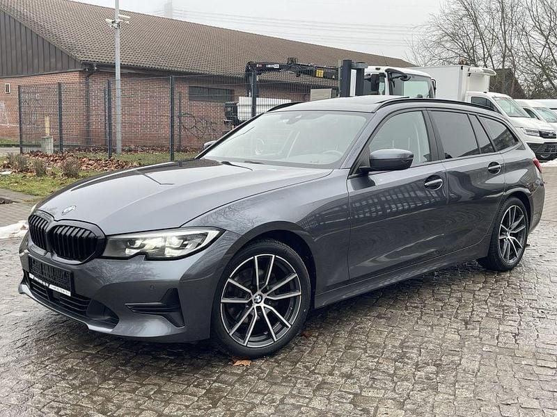 Mineralgrau metallic (metallic) Gebraucht 2020 BMW 320 M Sport Kombi | 18.921 € (Superpreis) - Bild 1/4