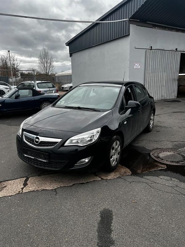Gebraucht Opel Astra 100 PS (73 kW) 2011 Kleinwagen