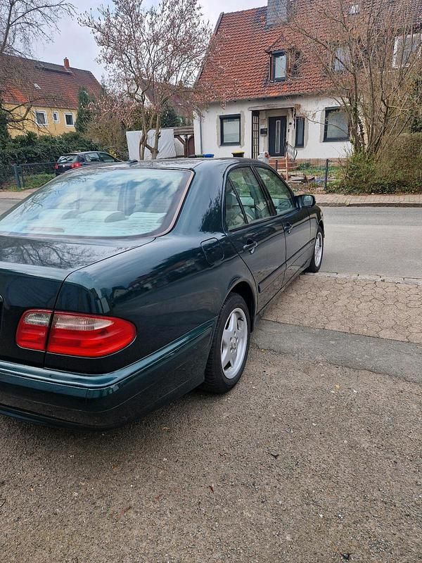 Gebraucht Mercedes E320 197 PS (144 kW) 2001 Grün Limousine