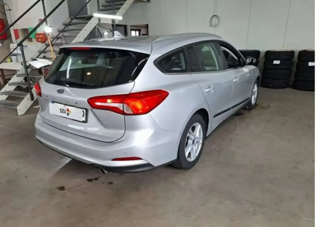 Usado Ford Focus Cool & Connect 120 CV (88 kW) 2020 Plateado Familiar