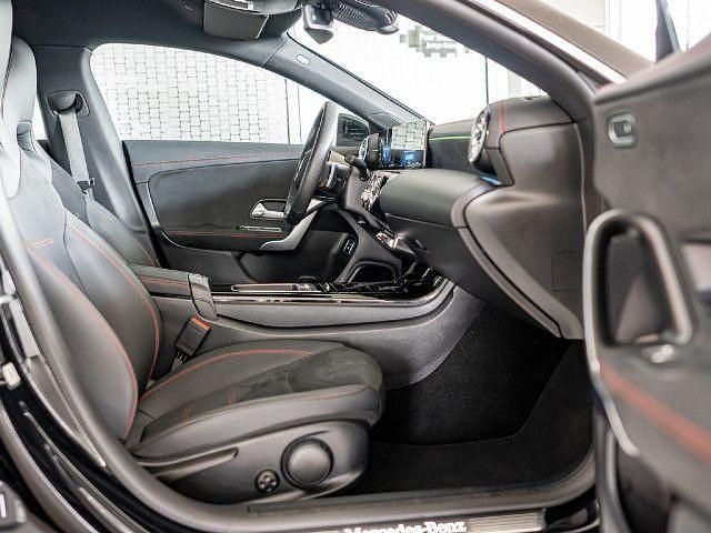 Schwarz / kosmosschwarz (metallic) Gebraucht 2024 Mercedes CLA200 AMG Coupé | 36.207 € (Fairer Preis) - Bild 1/4