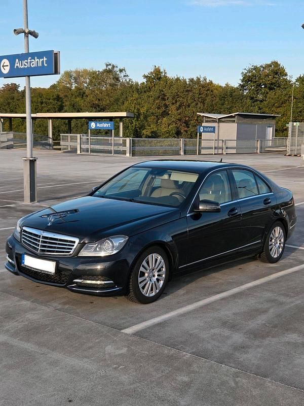 Schwarz Gebraucht 2012 Mercedes C200 Limousine | 11.150 € (Fairer Preis) - Bild 1/4