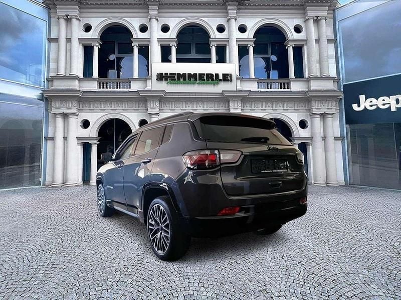 Neu Jeep Compass Summit 131 PS (96 kW) 2025 Solid black SUV