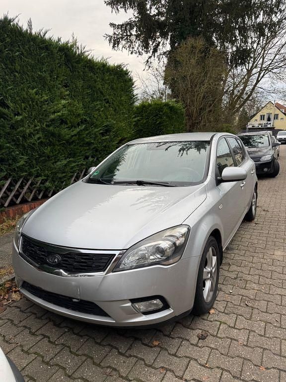 Gebraucht Kia Ceed Attract 90 PS (66 kW) 2011 Silber Kleinwagen