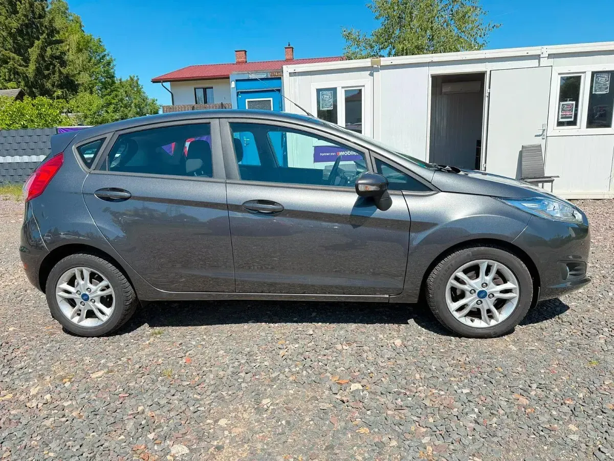 Gebraucht Ford Fiesta Celebration 101 PS (74 kW) 2017 Grau Kleinwagen