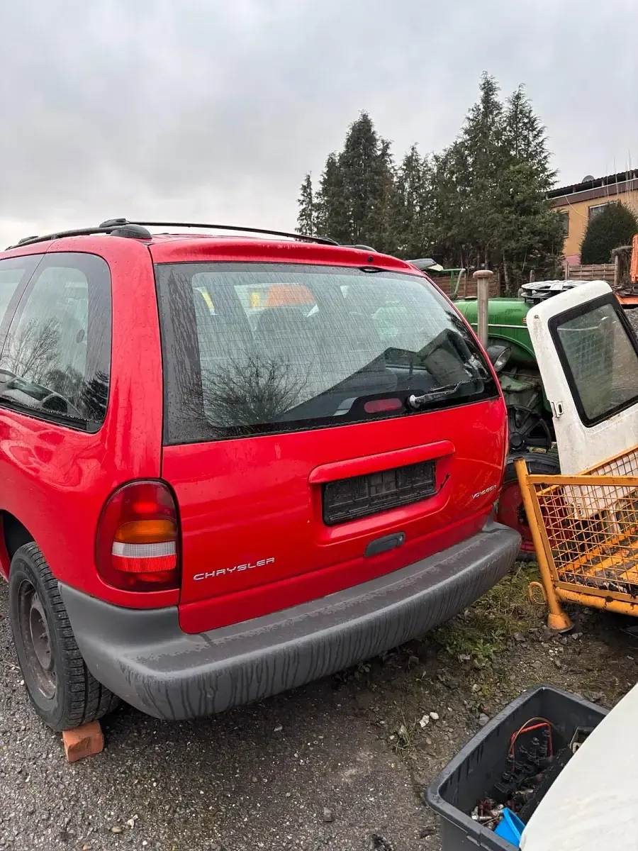 Second-hand Chrysler Voyager 2000 Roșu Monovolum