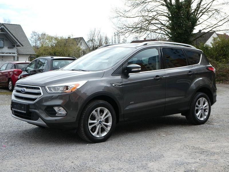 Gebraucht Ford Kuga Titanium 150 PS (110 kW) 2017 Grau SUV