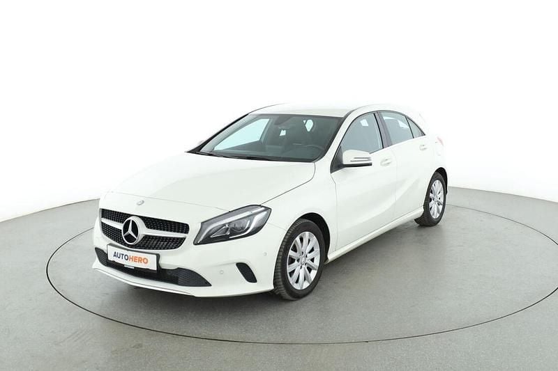 Weiß Gebraucht 2016 Mercedes A180 Style Limousine | 13.690 € (Fairer Preis) - Bild 1/3
