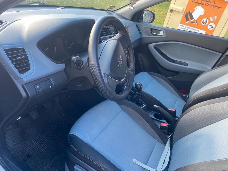 Gebraucht Hyundai i20 GO! 75 PS (55 kW) 2017 Weiß Kleinwagen