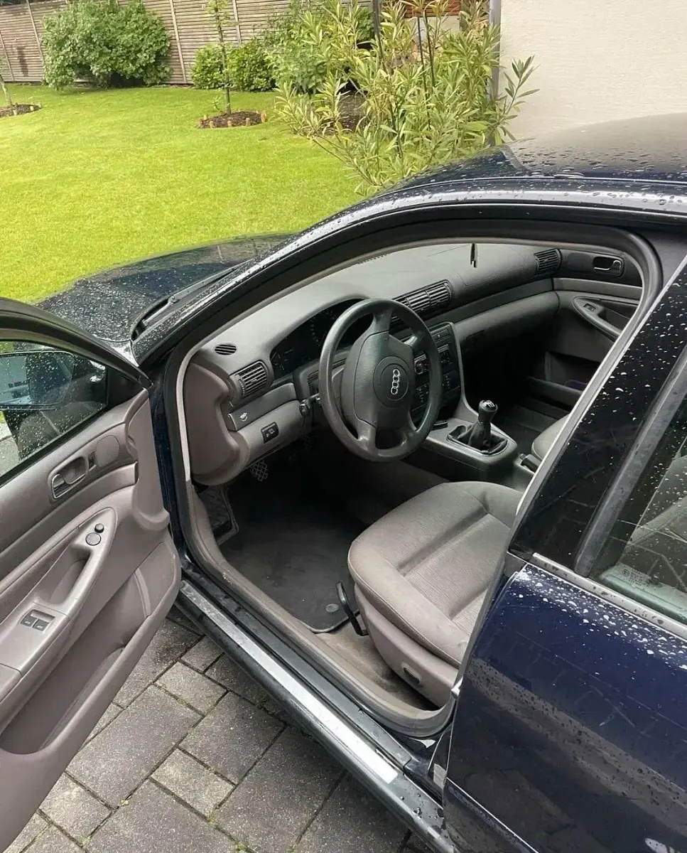 Używany Audi A4 102 KM (75 kW) 1999 Niebieski Sedan/Limuzyna