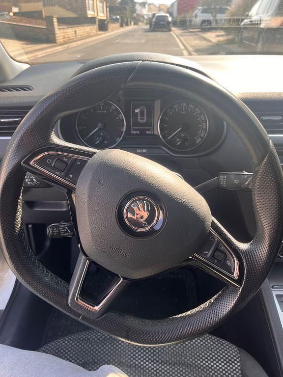 Gebraucht Skoda Octavia Ambition 140 PS (102 kW) 2014 Weiß Kleinwagen