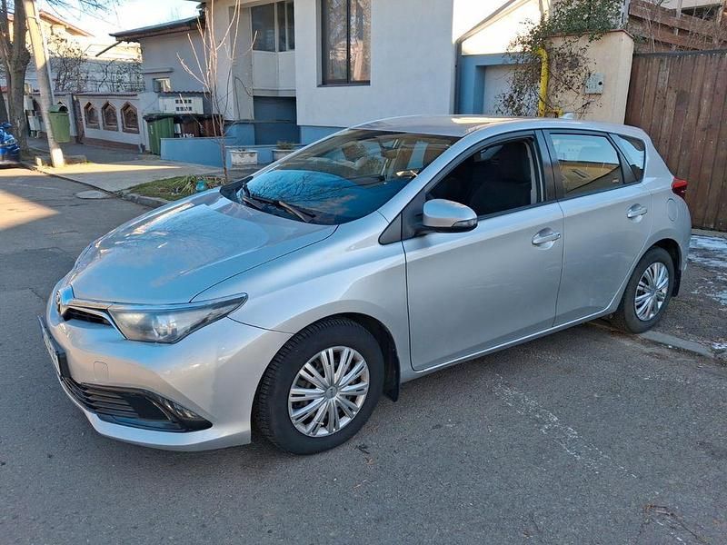 Silber Gebraucht 2015 Toyota Auris Limousine | 7.000 € (Etwas zu teuer) - Bild 1/4