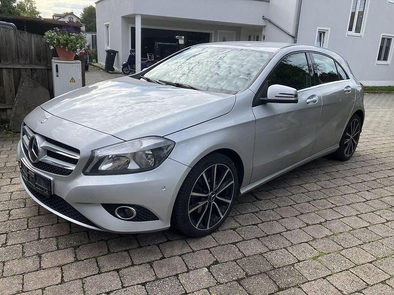 Silber Gebraucht 2015 Mercedes A200 Limousine | 10.800 € (Fairer Preis) - Bild 1/4