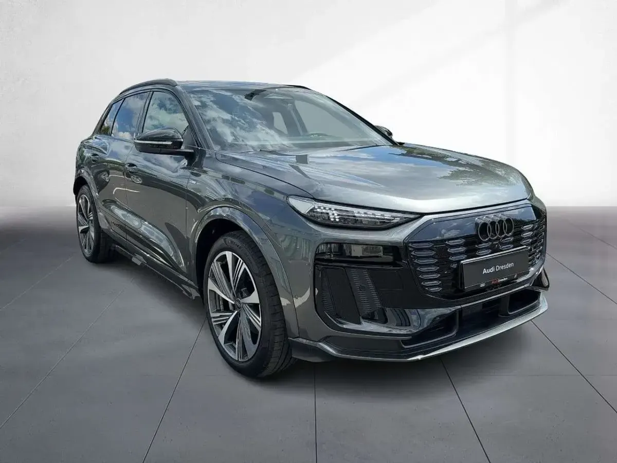 Neu Audi Q6 e-tron Performance 225 kW (306 PS) 2026 Daytonagrau perleffekt SUV
