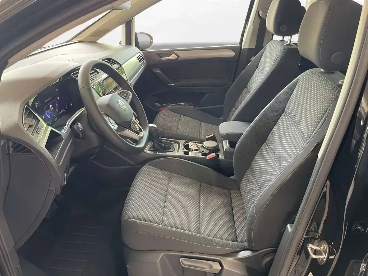 Neu VW Touran Comfortline 150 PS (110 kW) 2026 Grenadillschwarz metallic Van / Kleinbus