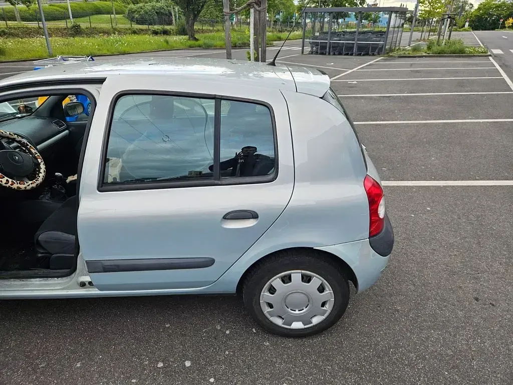 Używany Renault Clio II Authentique 82 KM (60 kW) 2004 Sedan/Limuzyna