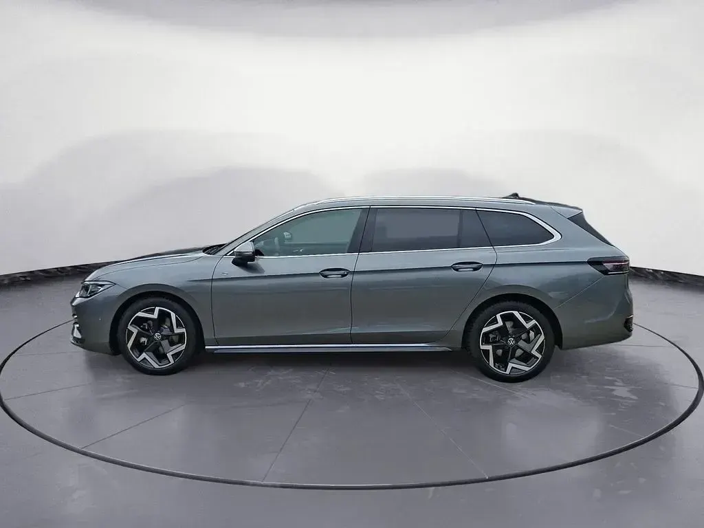 Gebraucht VW Passat R-line 150 PS (110 kW) 2025 Grau Kombi