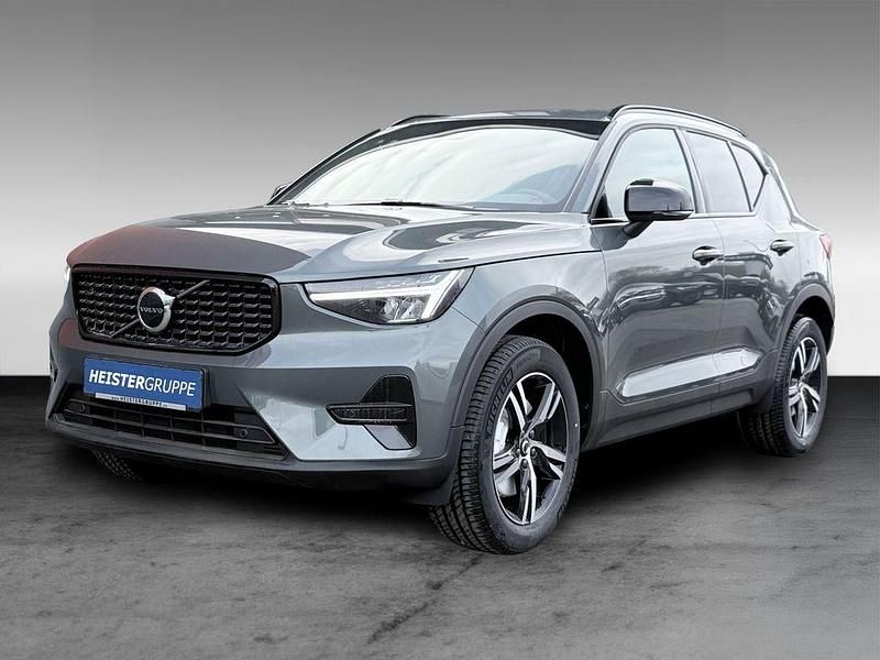 Neu Volvo XC40 Plus 163 PS (119 kW) 2025 Grün SUV