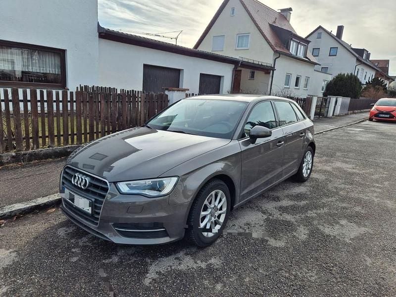 Grau Gebraucht 2015 Audi A3 Attraction Limousine | 10.400 € (Guter Preis) - Bild 1/4