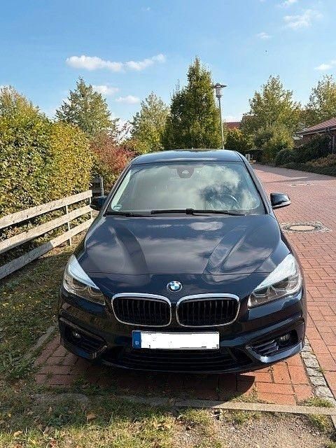 Blau Gebraucht 2017 BMW 220 Gran Tourer M Sport Van / Kleinbus | 10.900 € (Superpreis) - Bild 1/4