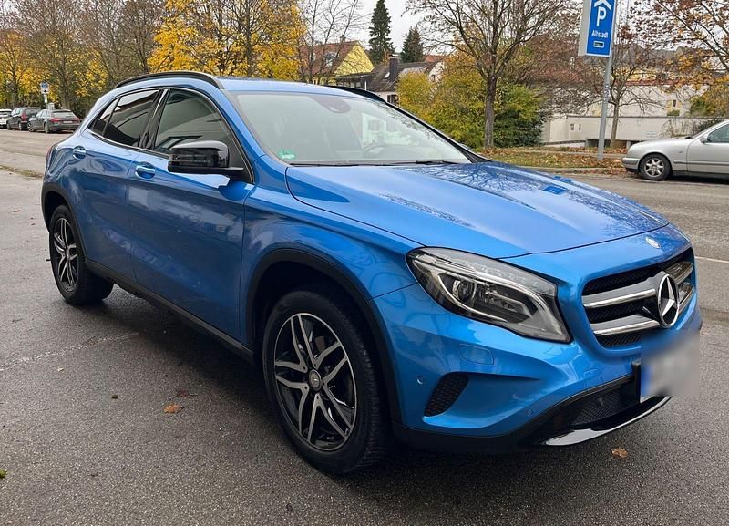 Blau Gebraucht 2015 Mercedes GLA200 Urban SUV | 13.100 € (Guter Preis) - Bild 1/4
