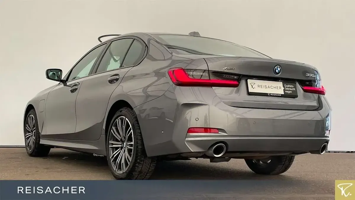 Gebraucht BMW 330e 292 PS (214 kW) 2024 Grau Limousine