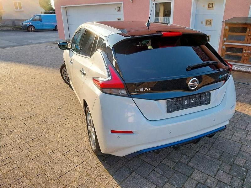 Gebraucht Nissan Leaf Tekna 110 kW (150 PS) 2018 Weiß Kleinwagen