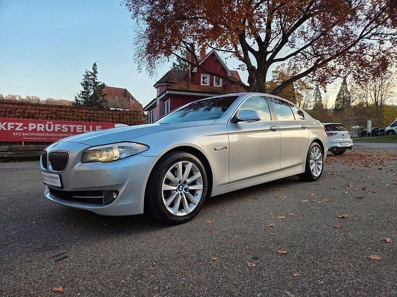 Silber Gebraucht 2011 BMW 520 Sport Line Limousine | 11.890 € (Fairer Preis) - Bild 1/4