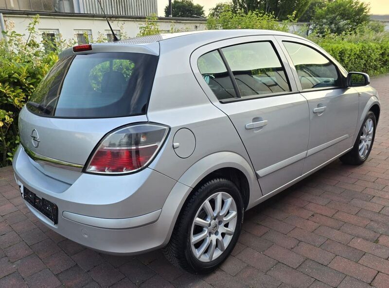 Gebraucht Opel Astra Edition 116 PS (85 kW) 2008 Silber Limousine