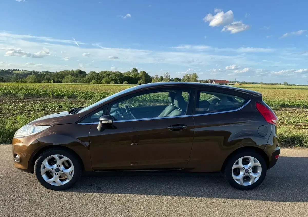 Gebraucht Ford Fiesta Titanium 82 PS (60 kW) 2011 Braun Limousine
