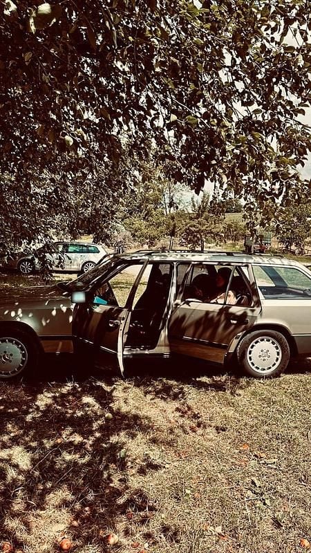 Second-hand Mercedes E300 180 CP (132 kW) 1988 Auriu Break