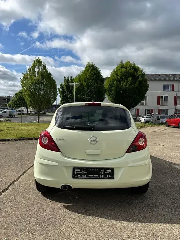 Gebraucht Opel Corsa 87 PS (63 kW) 2011 Weiß Kleinwagen