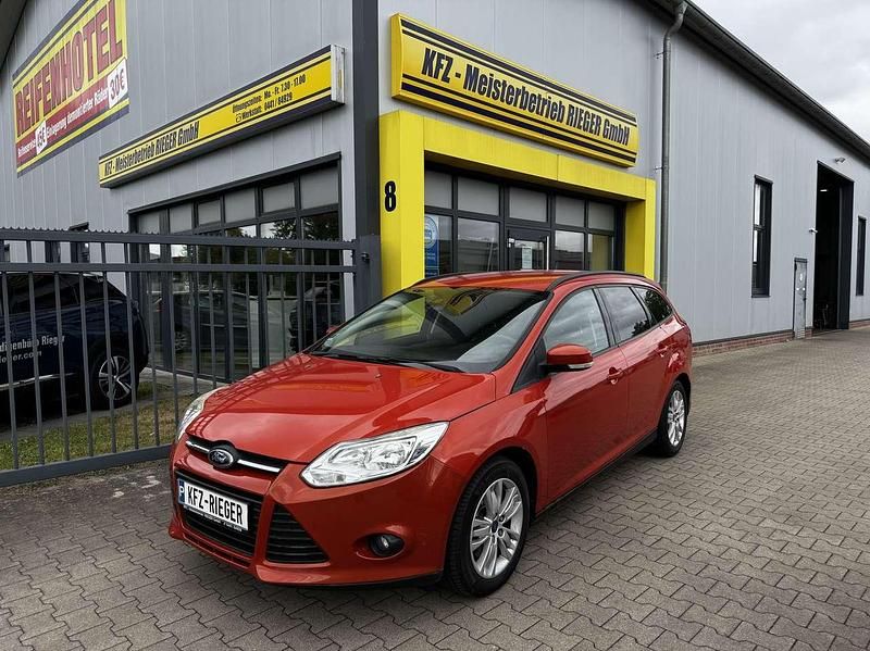 Orange Gebraucht 2011 Ford Focus Trend Kombi | 4.795 € - Bild 1/4