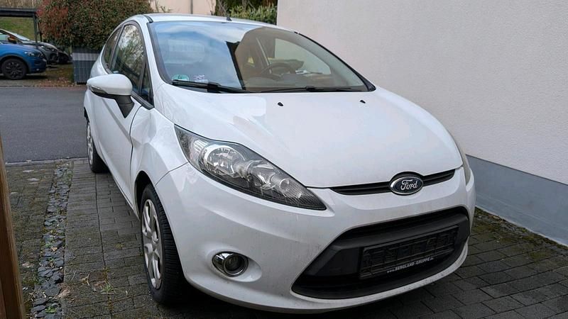 Gebraucht Ford Fiesta 60 PS (44 kW) 2011 Weiß Kleinwagen