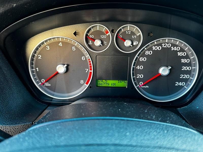 Second-hand Ford Focus 101 CP (74 kW) 2006 Gri Berlinǎ
