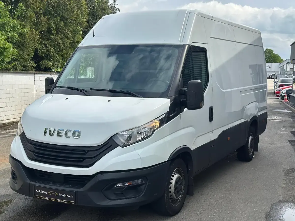 Second-hand Iveco Daily 155 CP (114 kW) 2022 Alb Berlinǎ