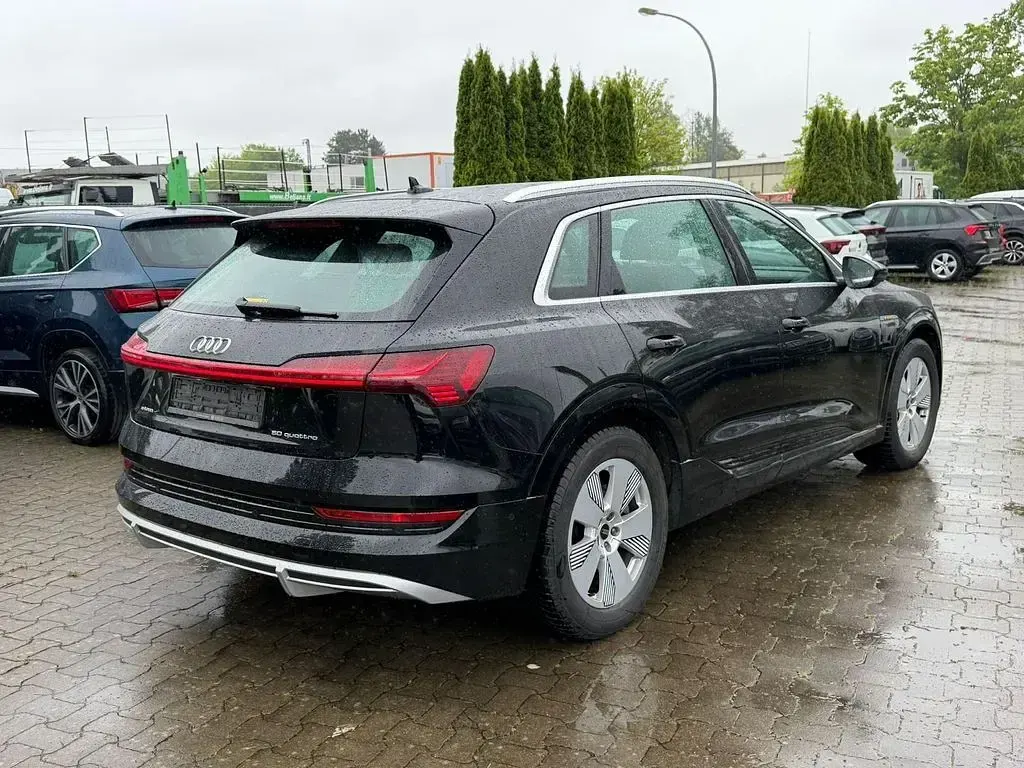 Second-hand Audi e-tron S-Line 230 kW (313 CP) 2023 Negru SUV