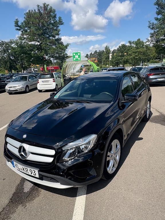 Schwarz Gebraucht 2014 Mercedes GLA200 SUV | 10.800 € (Fairer Preis) - Bild 1/4