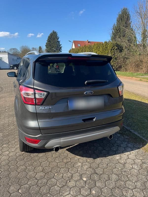 Gebraucht Ford Kuga Titanium 150 PS (110 kW) 2017 Grau SUV