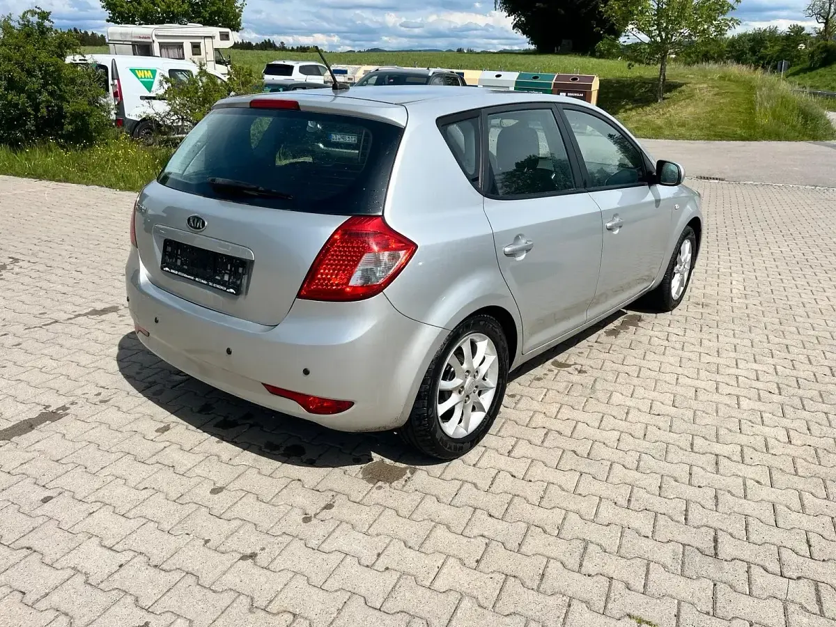 Gebraucht Kia Ceed 90 PS (66 kW) 2009 Silber Kleinwagen